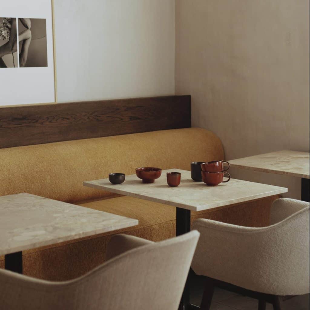 Dining Sofa mit Harbour Dining Stühlen und Marmortisch