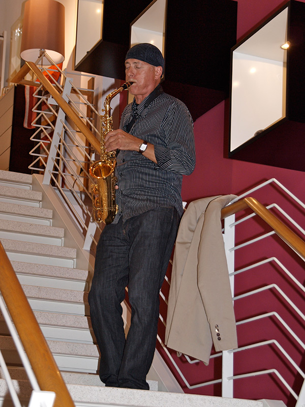 Robert Kühl spielte entspannte Jazz- und Unterhaltungsklassiker auf dem Saxophon