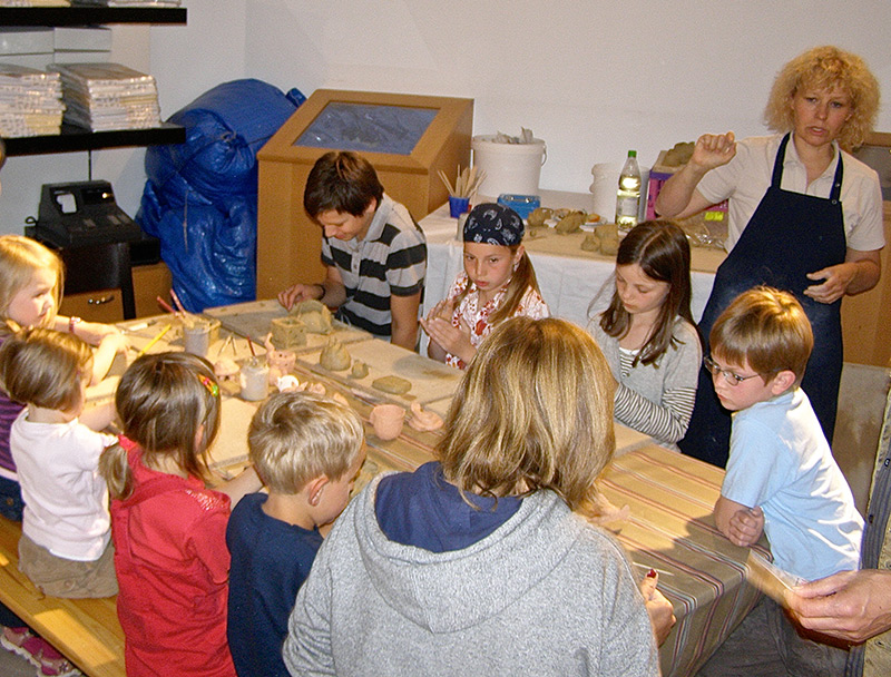 Töpfern für die Kinder: Die Firma »Tontraum« aus Weilimdorf formte mit den Jüngsten allerlei aus Ton